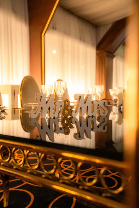 Decor „Mr & Mrs” pe balustrada aurie, în lumina apusului